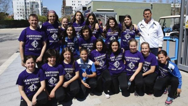 El equipo infantil de fútbol de chicas AEM de Lleida gana el título de Segunda División en la liga de chicos